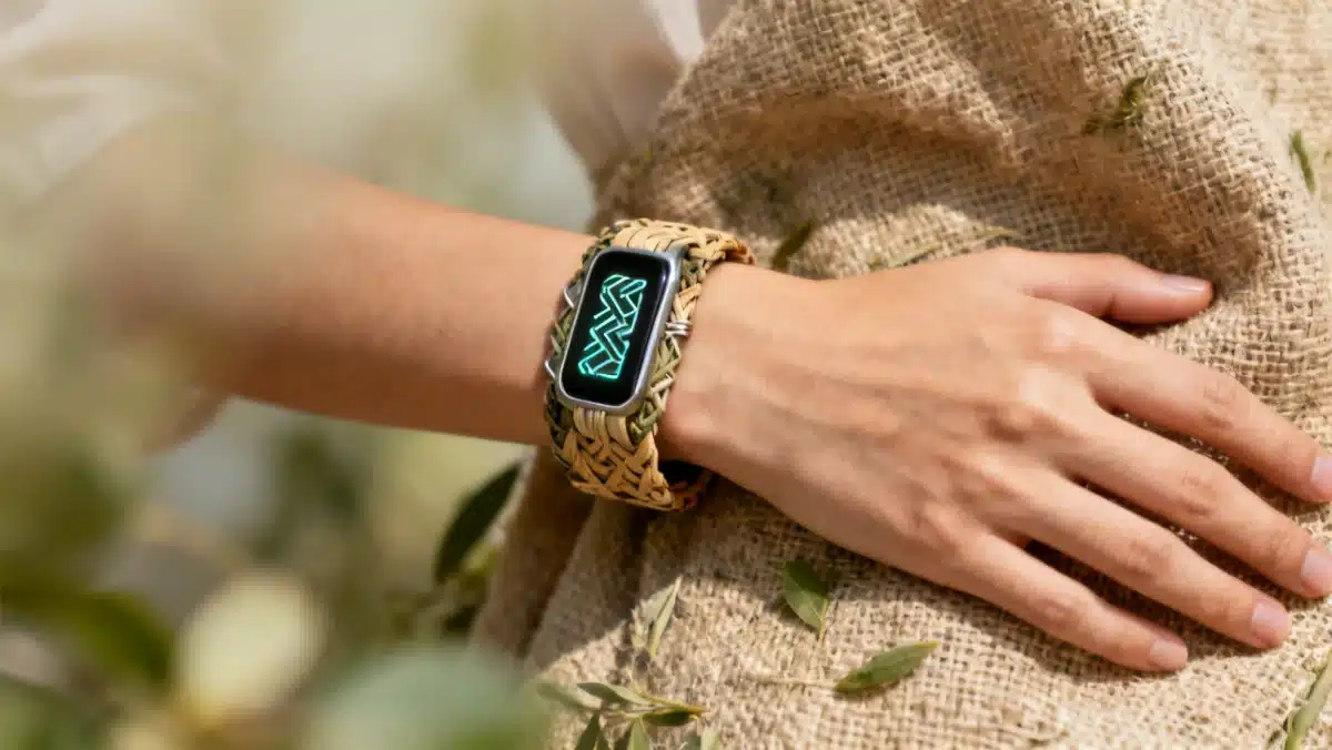 Smart bracelet blending technology and sustainable fashion, a key trend in accessorizing in 2026.